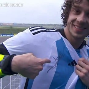 Bezzecchi ganó el GP de Argentina y celebró con una camiseta firmada por Messi