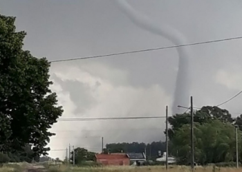 Tromba marina en Necochea: qué es el fenómeno que apareció cerca de la playa y causó pánico