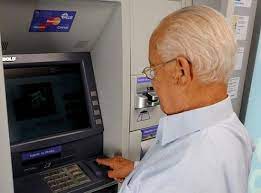 Un jubilado denunció que dos policías le robaron sus ahorros después de que se olvidó la tarjeta en el cajero