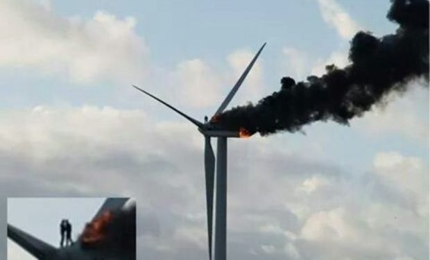 El conmovedor abrazo de dos ingenieros antes de morir calcinados en la cima de una turbina eólica