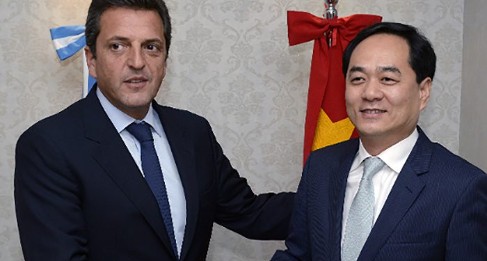 Massa coquetea con China, mientras el FMI se hace desear