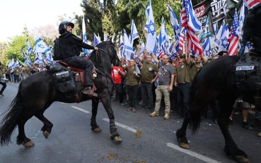 Disturbios entre manifestantes y la policía frente a la casa del primer ministro israelí, Benjamin Netanyahu