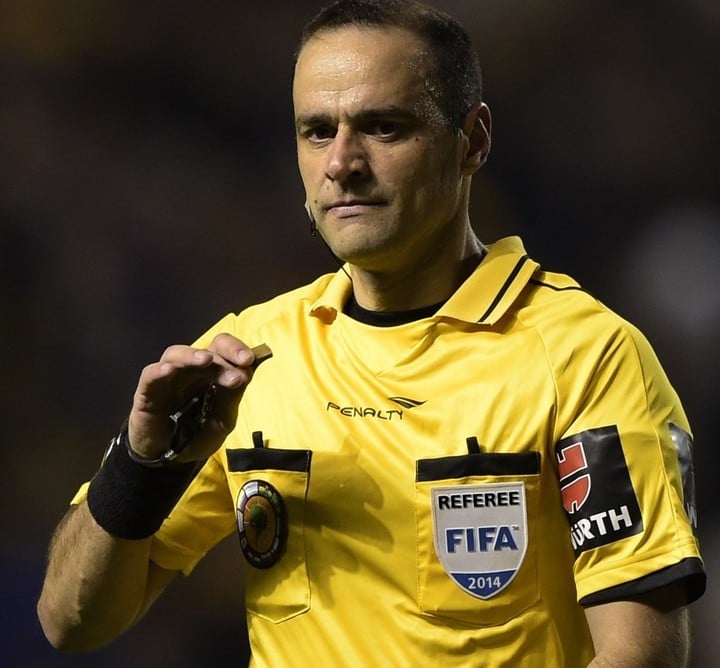 Abal cometió un grave error de ignorancia reglamentaria. Otros cinco árbitros no se dieron cuenta (AFP PHOTO / Juan Mabromata).