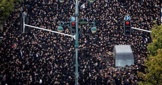 Miles de personas asistieron al funeral del rabino Gershon Edelstein