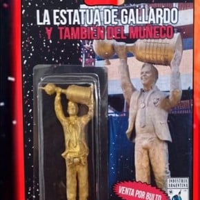 Ya salió el muñeco de la estatua de Gallardo: "Viene empaquetado"