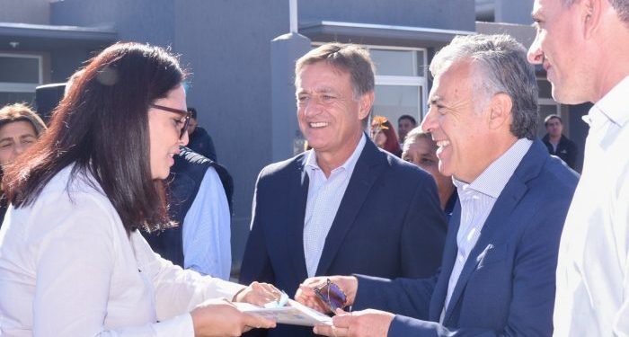 Suarez entregó viviendas en Guaymallén y dijo que Marcelino Iglesias hace una “excelente gestión”