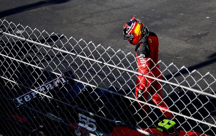 Sainz se retiró caminando de su auto. (Reuters)