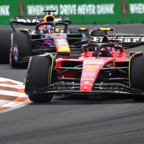 Sainz: del golpe jugando al fútbol a tranquilizar a Ferrari asegurando que va a correr en Mónaco