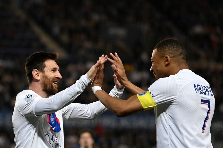 Messi y Mbappé celebrando juntos (AFP)
