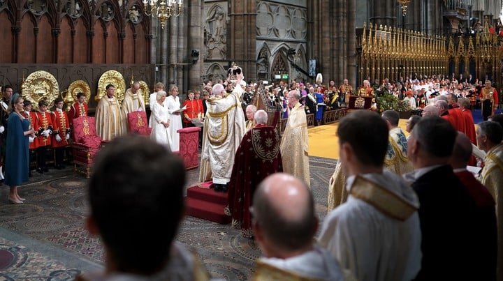 Justin Welby, el arzobispo de Canterbury, corona a Carlos III. (AFP)