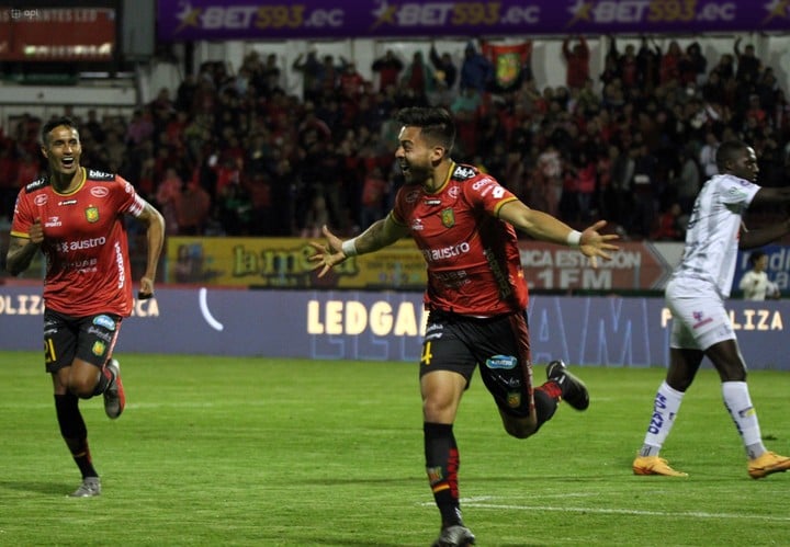 Los festejos del gol de Dávila, de Deportivo Cuenca contra Delfín, por la LigaPro (API).