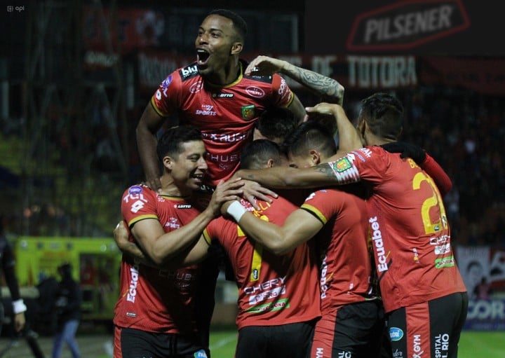 Los festejos del gol de Dávila, de Deportivo Cuenca contra Delfín, por la LigaPro (API).