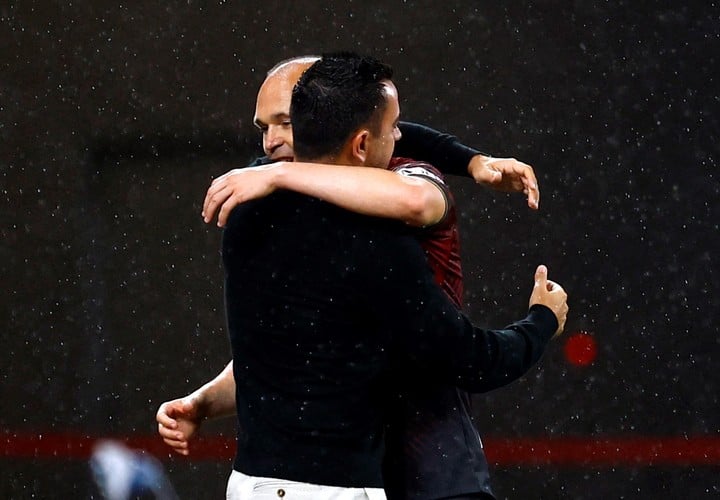 El abrazo de los mil títulos: Andrés y Xavi (REUTER)