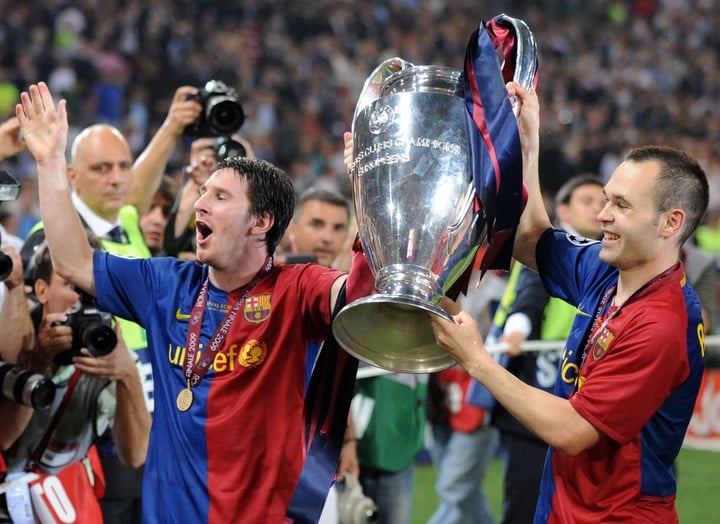 Una de las tantas: Leo y Andrés sostienen la champions de 2009 (AFP)
