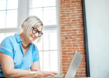 La generación con más experiencia, pero que las empresas no quieren contratar: por qué el 70% rechaza a los mayores de 55