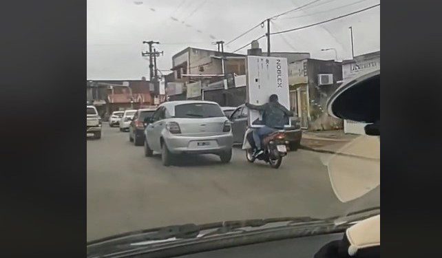 Compró un televisor de 65 pulgadas, lo trasladó en moto y todo terminó de la peor manera: “Era cantado”
