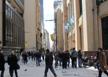 Sembrando miedo: Allanan bancos y empresas en plena city porteña por presunta fuga de dólares