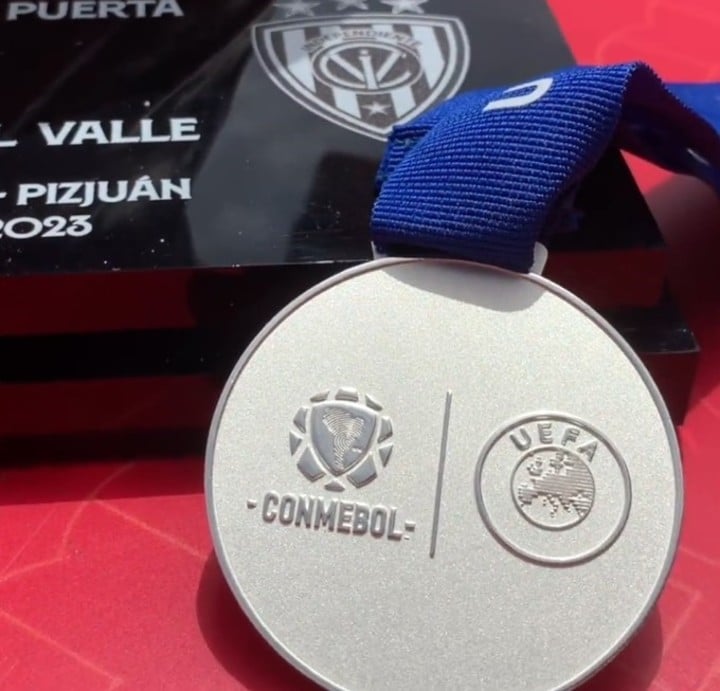 El trofeo y las medallas para el Desafío de Clubes UEFA-Conmebol entre Sevilla e Independiente del Valle (@SevillaFC)
