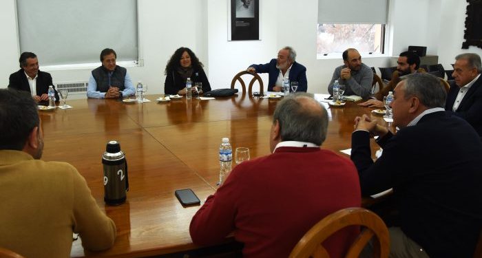 En medio de las críticas por la salud mendocina, Suarez encabezó una reunión de trabajo interministerial