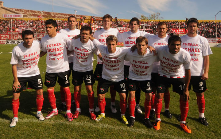 El plantel de Estudiantes y su apoyo a Hoyos, cuando jugaba en el Pincha.