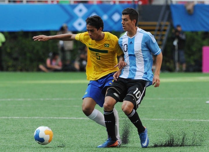 Michael Hoyos frente a Brasil, con Argentina.