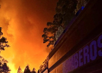 El incendio en Tenerife sigue sin control y deja ya 26.000 evacuados y más de 8.400 hectáreas arrasadas>