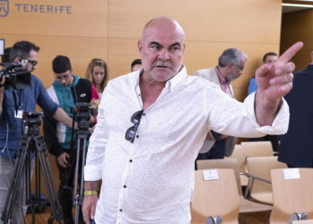 El mediador guardaba en su móvil un chat falso con el expresidente de Canarias>