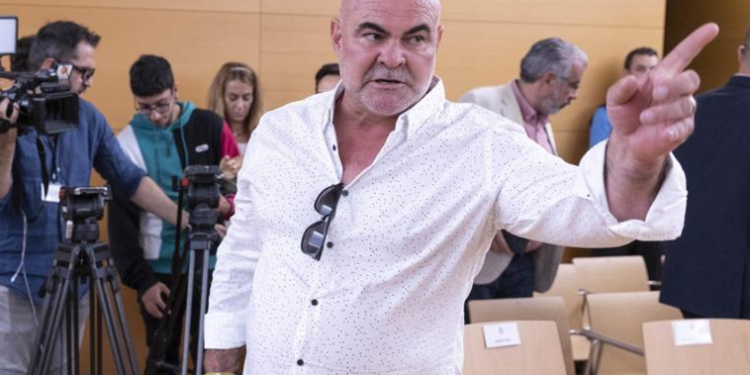 El mediador guardaba en su móvil un chat falso con el expresidente de Canarias>