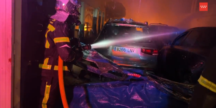 Extinguido un incendio sin víctimas en una nave de reparación de coches en Colmenar Viejo>