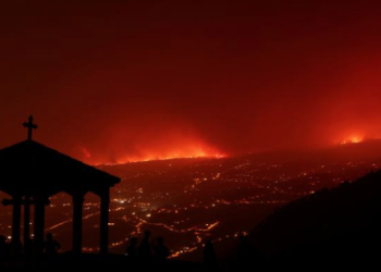 Golpe al fuego en Tenerife: «Esta bestia amenaza hasta el final, no podemos bajar la guardia»>