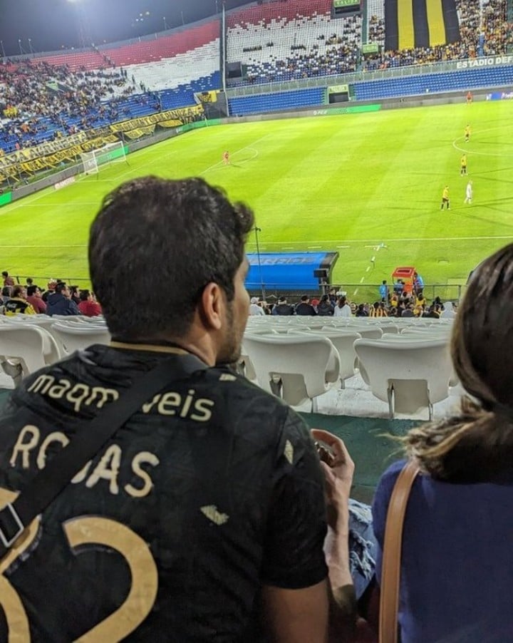 Robert Rojas fue a alentar a Guaraní después de la eliminación copera.