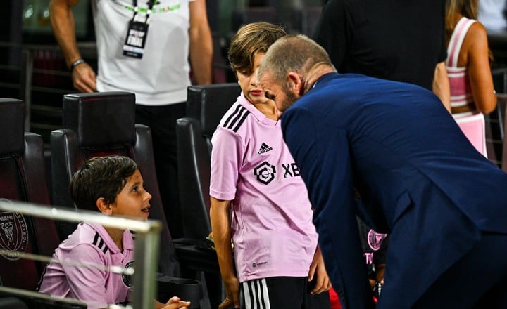 Beckham, uno de los dueños del Inter, con los hijos de la Pulga (Chandan Khanna / AFP).