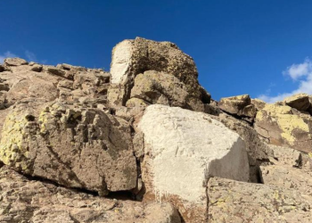 Destruye unos grabados prehispánicos para marcar la linde de su terreno>