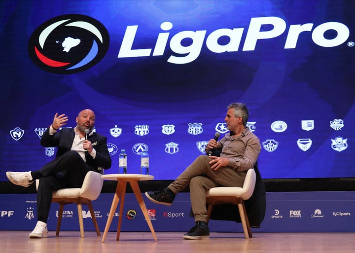 Miguel Loor, presidente de la LigaPro, junto al director de Olé, Mariano Dayan, en el Olé Sports Summit Leaders Argentina. (Foto: Carlos Roberto Bairo)