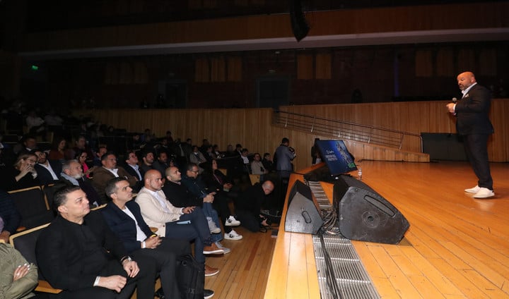 Alfaro Moreno, presidente de Barcelona, y otros dirigentes de 26 clubes de la Liga Pro, escucharon a Loor en el Olé Sports Summit Leaders Argentina. (Foto: Carlos Roberto Bairo):
