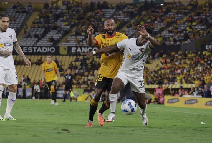 Leonai Souza durante el partido ante Liga de Quito. (API)