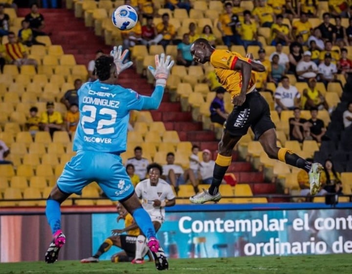 De cabeza, Janner Corozo anticipó a Alexander Domínguez para el 1-0 de Barcelona contra Liga de Quito. (Prensa BSC)