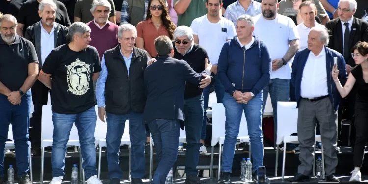 Massa en campaña: hizo acto junto a la CGT en el Congreso y arengó con “El salario no es ganancia, es remuneración”