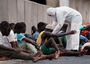 Rescatados 102 migrantes en dos nuevos cayucos en aguas de Tenerife y El Hierro>