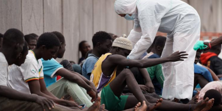 Rescatados 102 migrantes en dos nuevos cayucos en aguas de Tenerife y El Hierro>