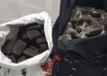 Un vecino encuentra 28,2 kilos de hachís en una bolsa de supermercado en una parada de guaguas de Gran Canaria>