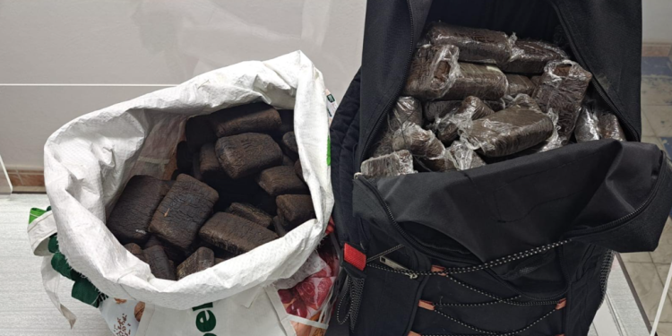 Un vecino encuentra 28,2 kilos de hachís en una bolsa de supermercado en una parada de guaguas de Gran Canaria>
