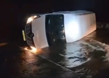 Una furgoneta con 2.300 kilos de hachís aparece medio hundida en una cala de Gerona>