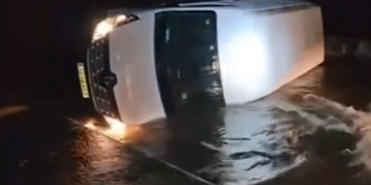 Una furgoneta con 2.300 kilos de hachís aparece medio hundida en una cala de Gerona>