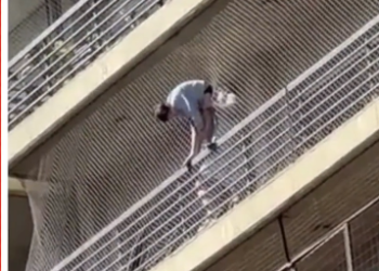Video: el estremecedor momento en el que un nene quedó colgado de un balcón en Rosario