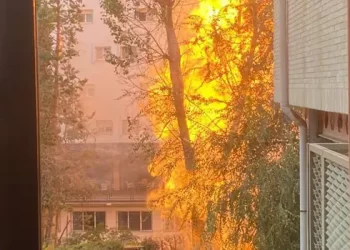 160 universitarios duermen fuera de su colegio mayor tras la explosión en Madrid: «Las llamas eran más altas que el edificio»>