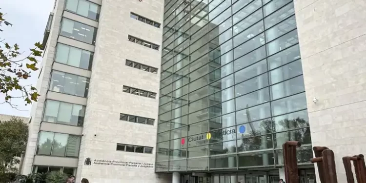 A juicio por falsificar la firma de su exmujer para sacar todo su dinero del banco>