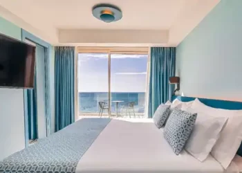 Benidorm recupera uno de sus iconos con el hotel de Barceló, renovado e inspirado en el glamour de los años 60>