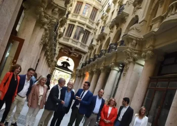 Cambian de hormigón a piedra natural el suelo del Pasaje de Lodares>