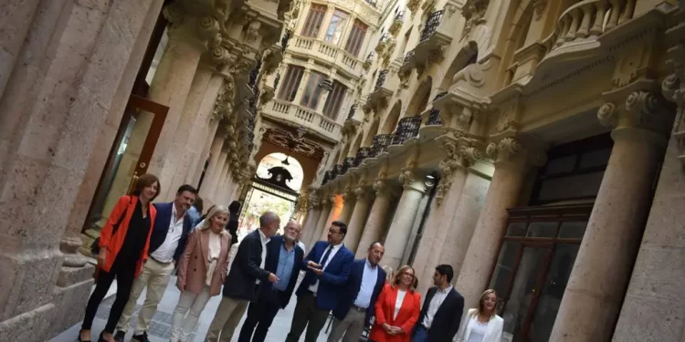 Cambian de hormigón a piedra natural el suelo del Pasaje de Lodares>